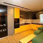 Imperial Visar Yellow Lägenhet Vlorë